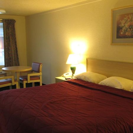 Austin Town Inn Austintown Extérieur photo