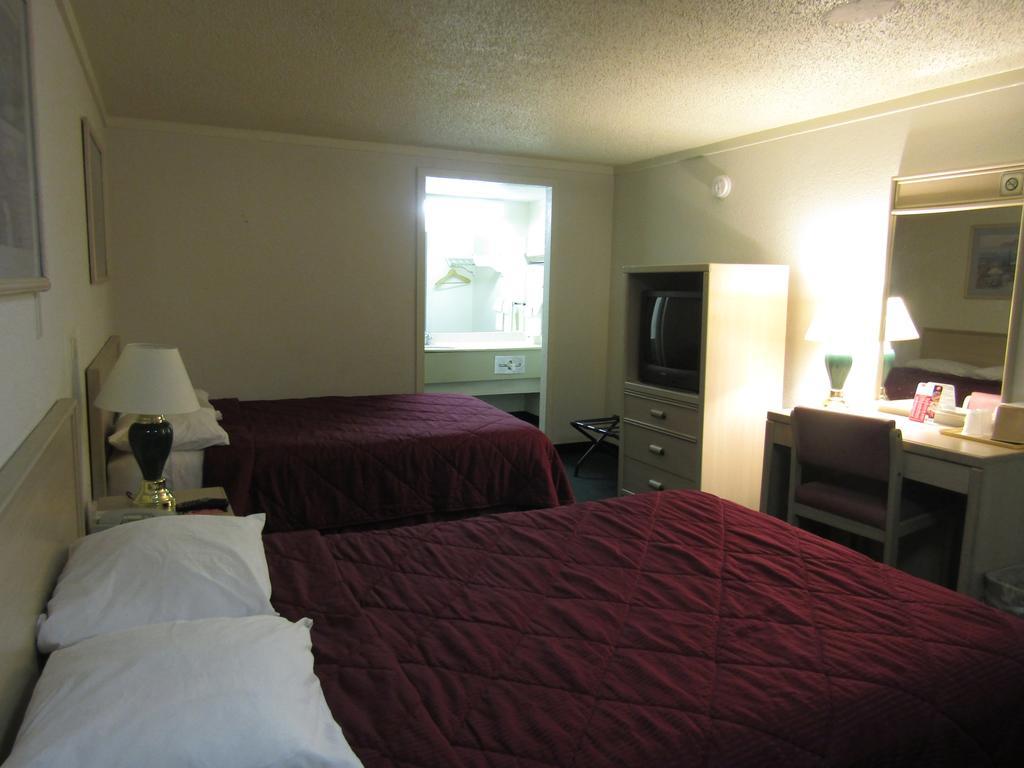 Austin Town Inn Austintown Extérieur photo