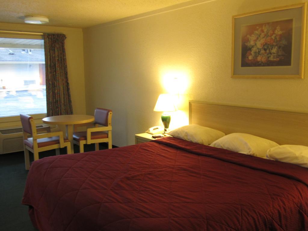 Austin Town Inn Austintown Extérieur photo