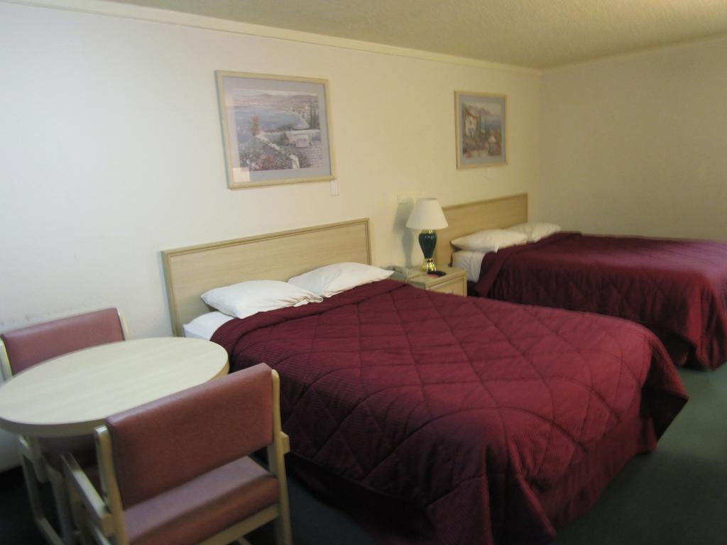 Austin Town Inn Austintown Extérieur photo